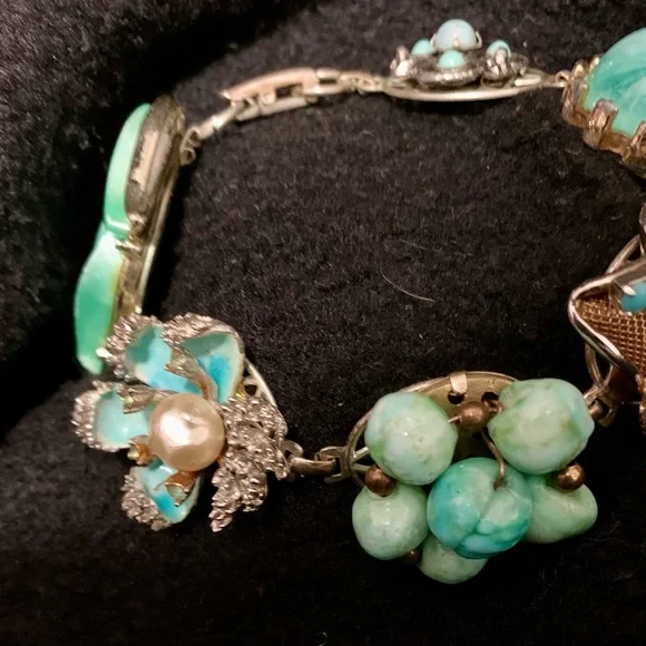 Vintage 1950s/60s Turquoise Tone Charm Bracelet – Gold Tone – Unsigned - Picture 4 of 8